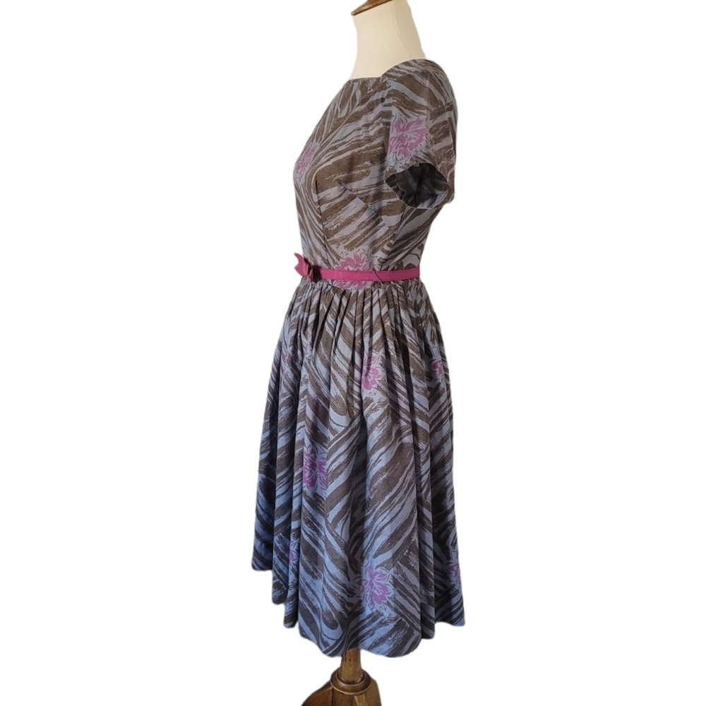 Vintage‎ 1940's Gray Brown and Raspberry Floral Fit and Flare Dress - Picture 4 of 6
